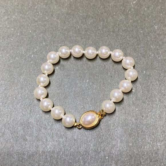 Faux Pearl bracelet with gold tone clasp - Picture 1 of 5